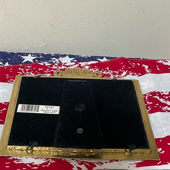 Majestic Horiz Crest Gold Photo Frame - Picture 2 of 3